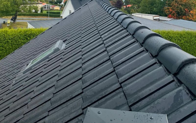 Byte av betongpannor på villatak, Tutviken, Vendelsö