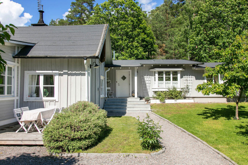 Takbyte på garage med korrugerat takplåt. Ingarö Skäsmara Värmdö